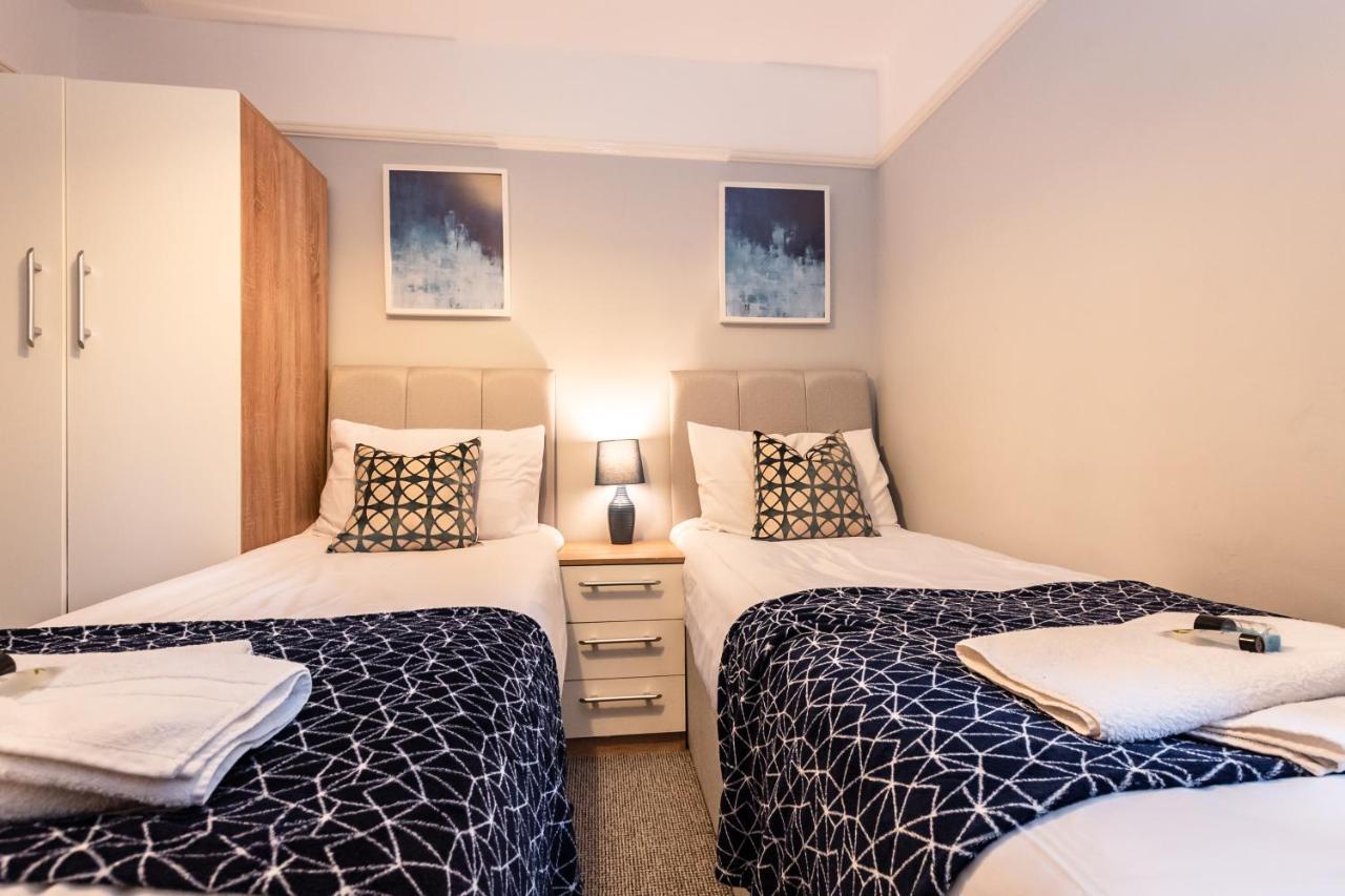 Best Price! Perfect Gunwharf Accommodation - 5 Single Beds Or Kingsize Free Parking Портсмът Екстериор снимка